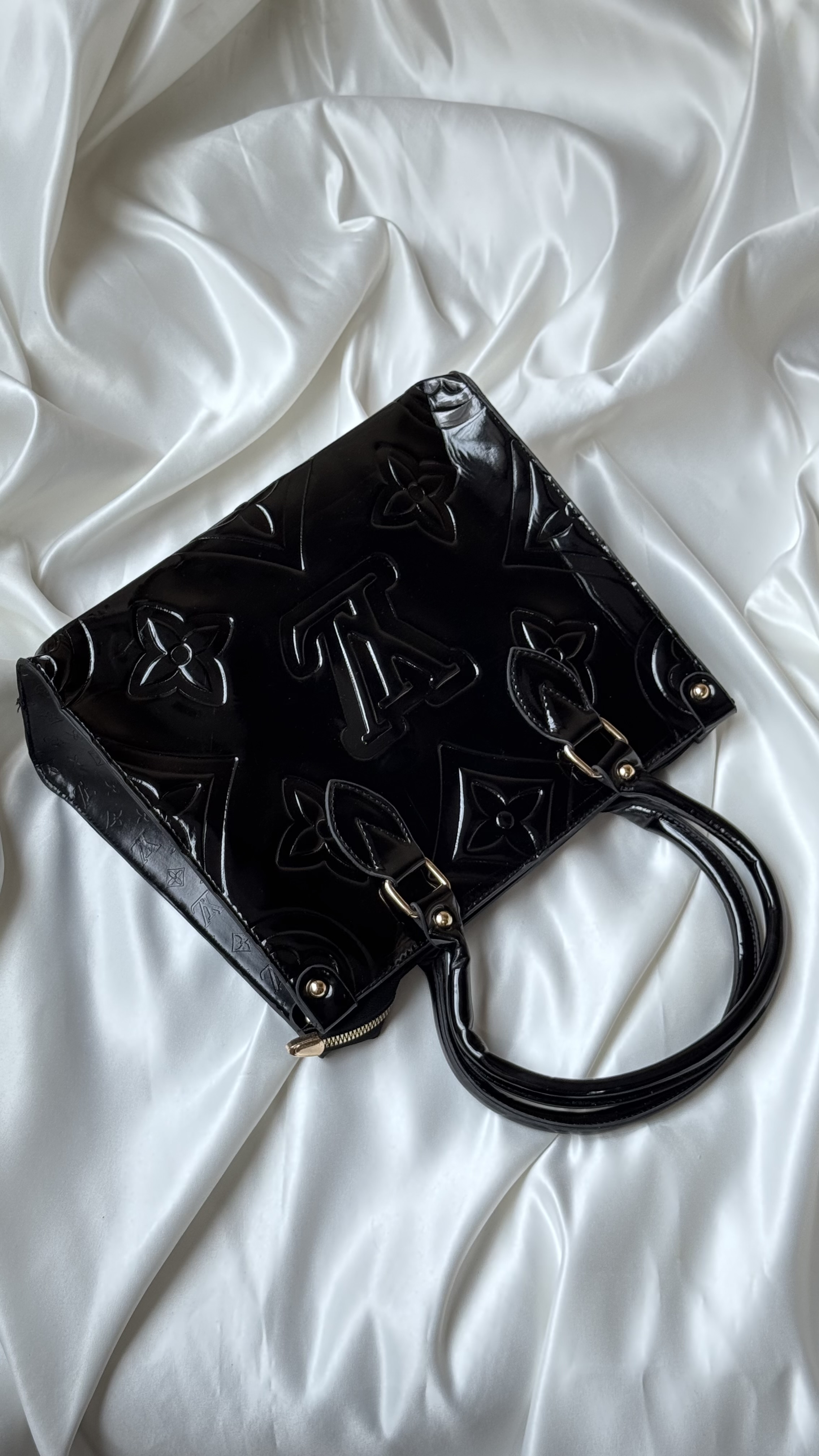 IMG_2345 کیف دستی دوشی فانتزی دخترانه مونالیزا 2 کیف ورنی | 943 - Image 1